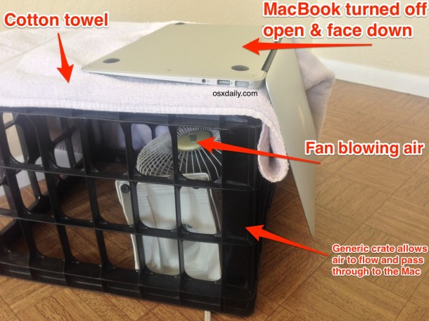 Salvare un MacBook Air dai danni causati dai liquidi utilizzando l'asciugamano capovolto e il trucco della ventola.  Funziona bene per laptop e iPad e per la maggior parte degli altri dispositivi elettronici che sono stati colpiti da schizzi.