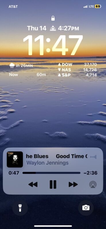 iPhone che riproduce il widget musicale dalla schermata di blocco